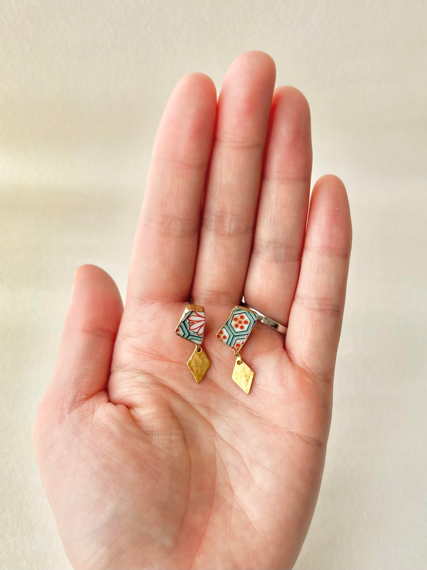 有田焼 　金継ぎ　サージカルステンレスピアス　赤　花柄　揺れる　伝統工芸　＃543