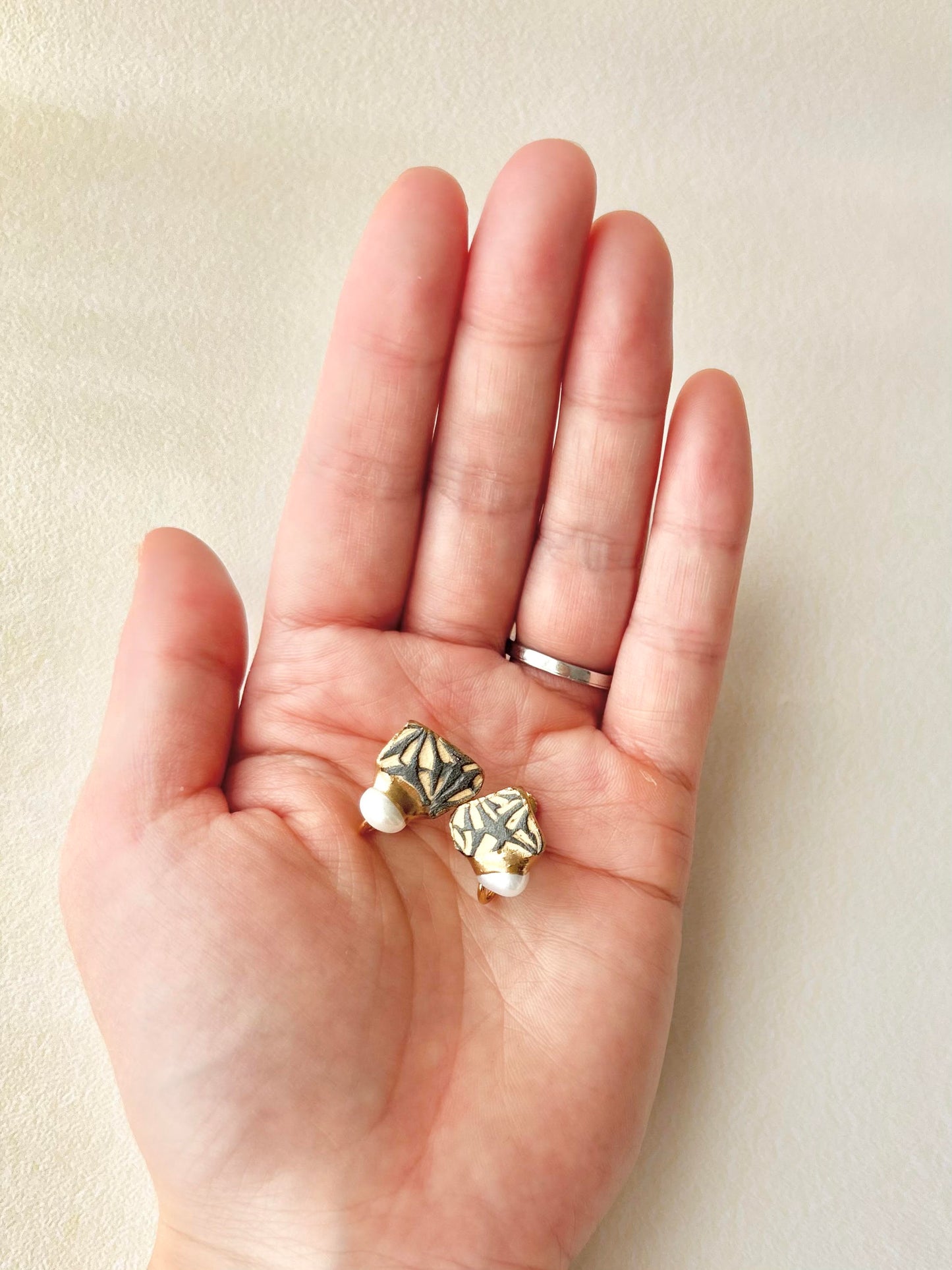 京焼 　金継ぎ　ネジバネ式イヤリング　花柄　グレー　淡水パール　天然石　伝統工芸　＃546