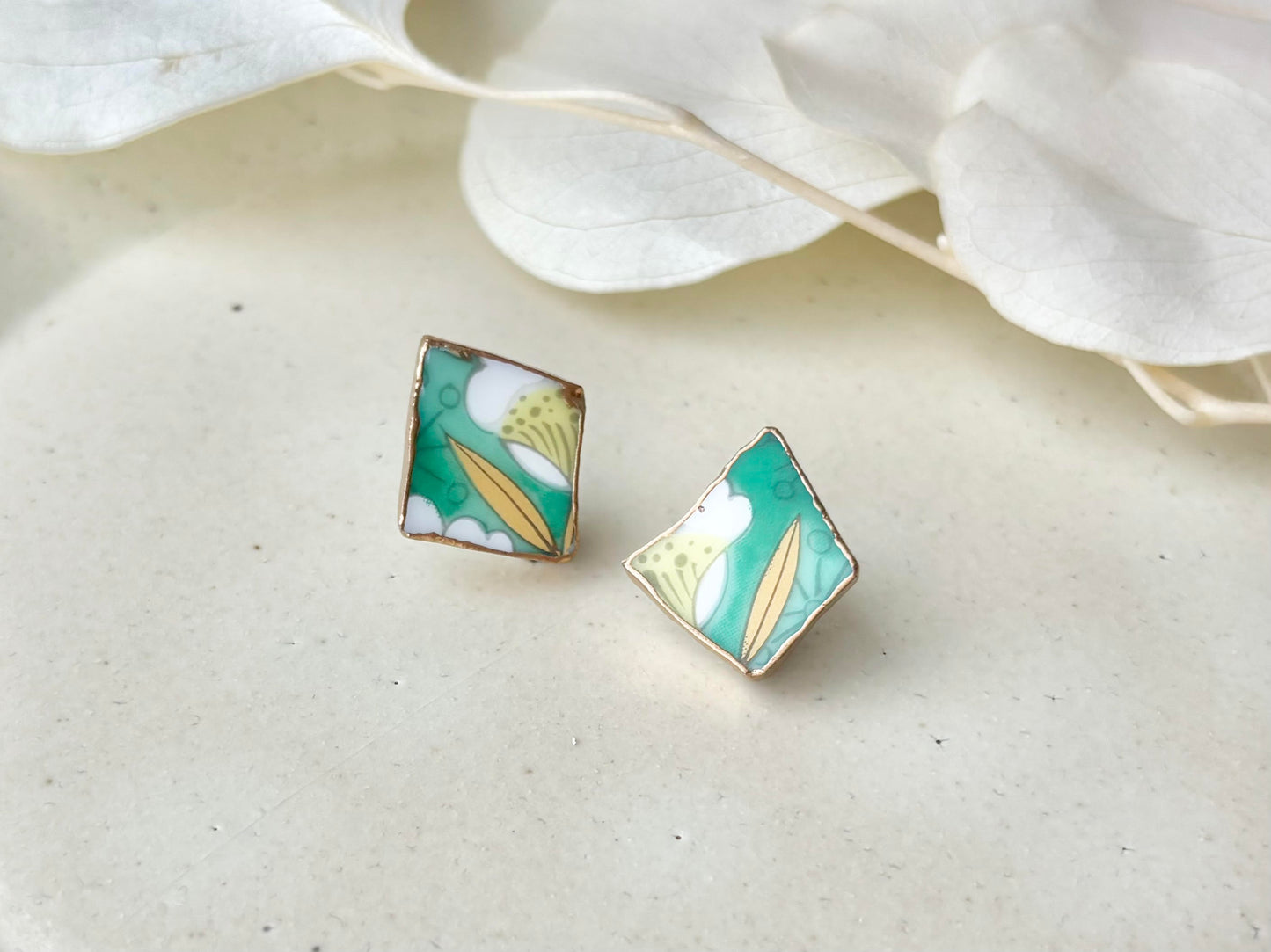 【金具が選べる】有田焼　金継ぎ　ピアス　イヤリング　白色　花柄　リーフ柄　緑　伝統工芸　＃554