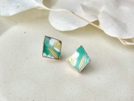 【金具が選べる】有田焼　金継ぎ　ピアス　イヤリング　白色　花柄　リーフ柄　緑　伝統工芸　＃554