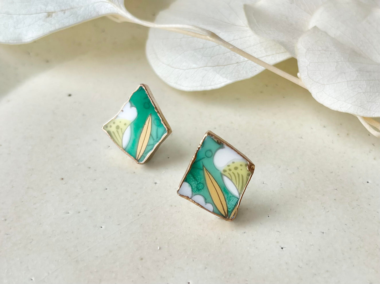 【金具が選べる】有田焼　金継ぎ　ピアス　イヤリング　白色　花柄　リーフ柄　緑　伝統工芸　＃554