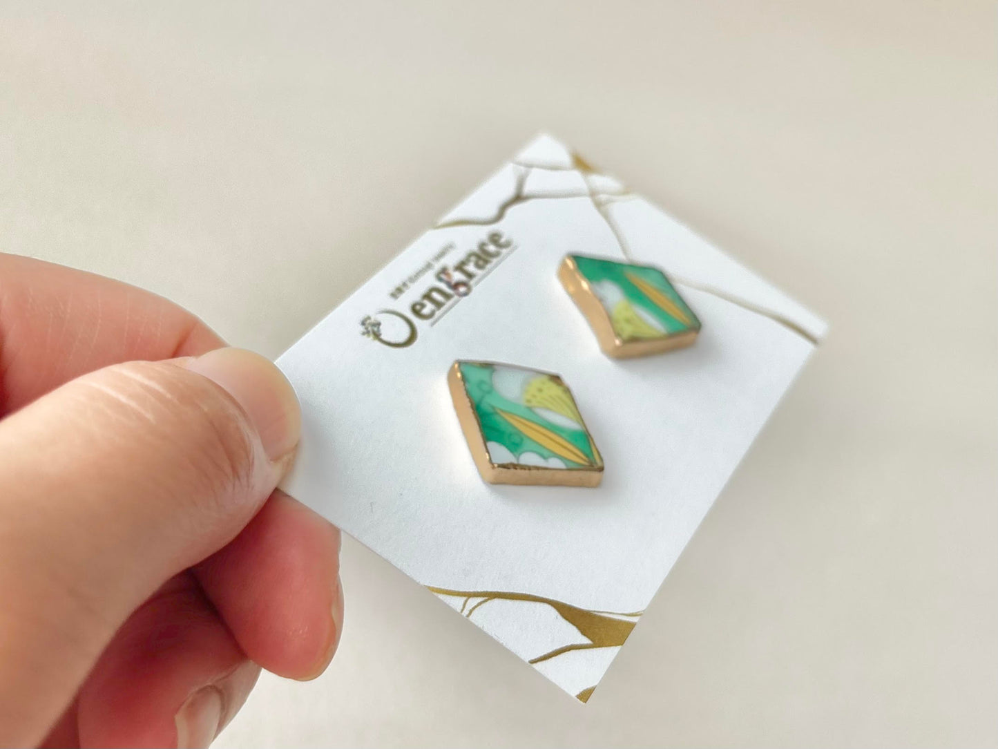 【金具が選べる】有田焼　金継ぎ　ピアス　イヤリング　白色　花柄　リーフ柄　緑　伝統工芸　＃554