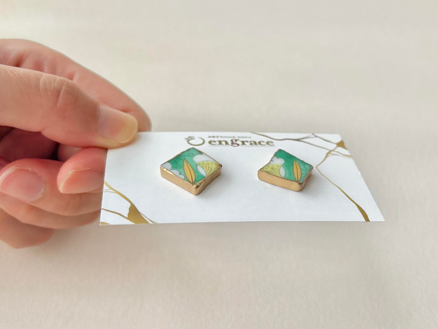 【金具が選べる】有田焼　金継ぎ　ピアス　イヤリング　白色　花柄　リーフ柄　緑　伝統工芸　＃554