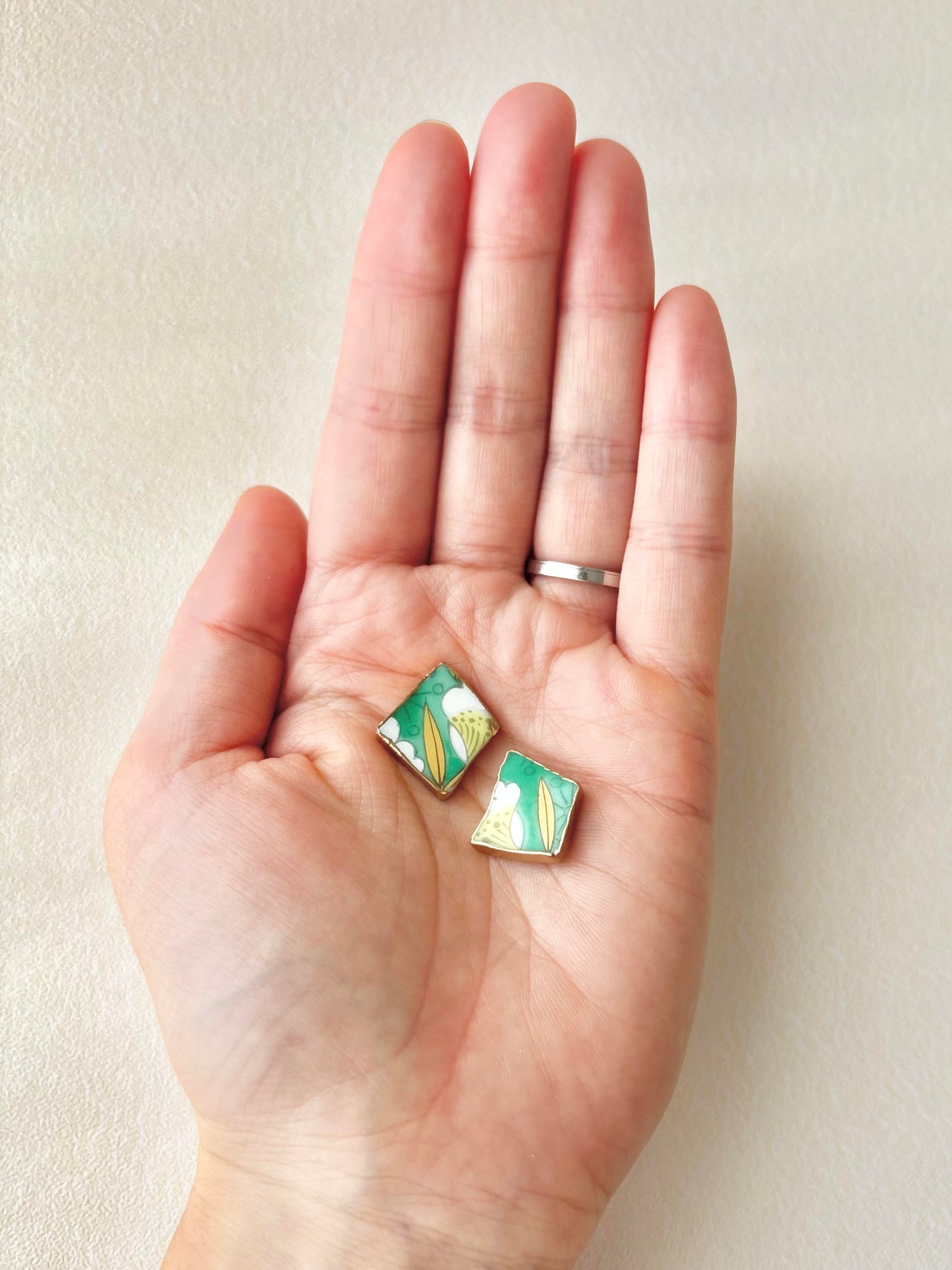 【金具が選べる】有田焼　金継ぎ　ピアス　イヤリング　白色　花柄　リーフ柄　緑　伝統工芸　＃554