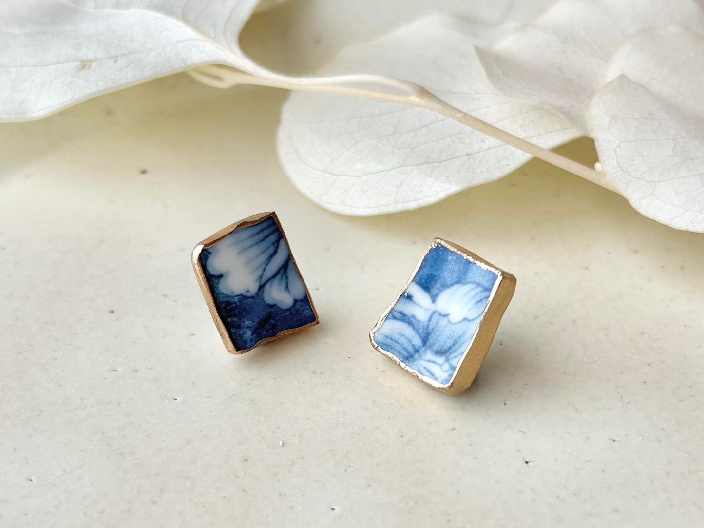 【金具が選べる】有田焼　金継ぎ　ピアス　イヤリング　花柄　藍色　伝統工芸　＃555
