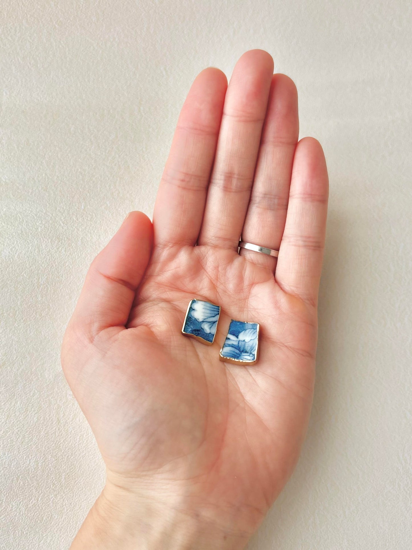 【金具が選べる】有田焼　金継ぎ　ピアス　イヤリング　花柄　藍色　伝統工芸　＃555