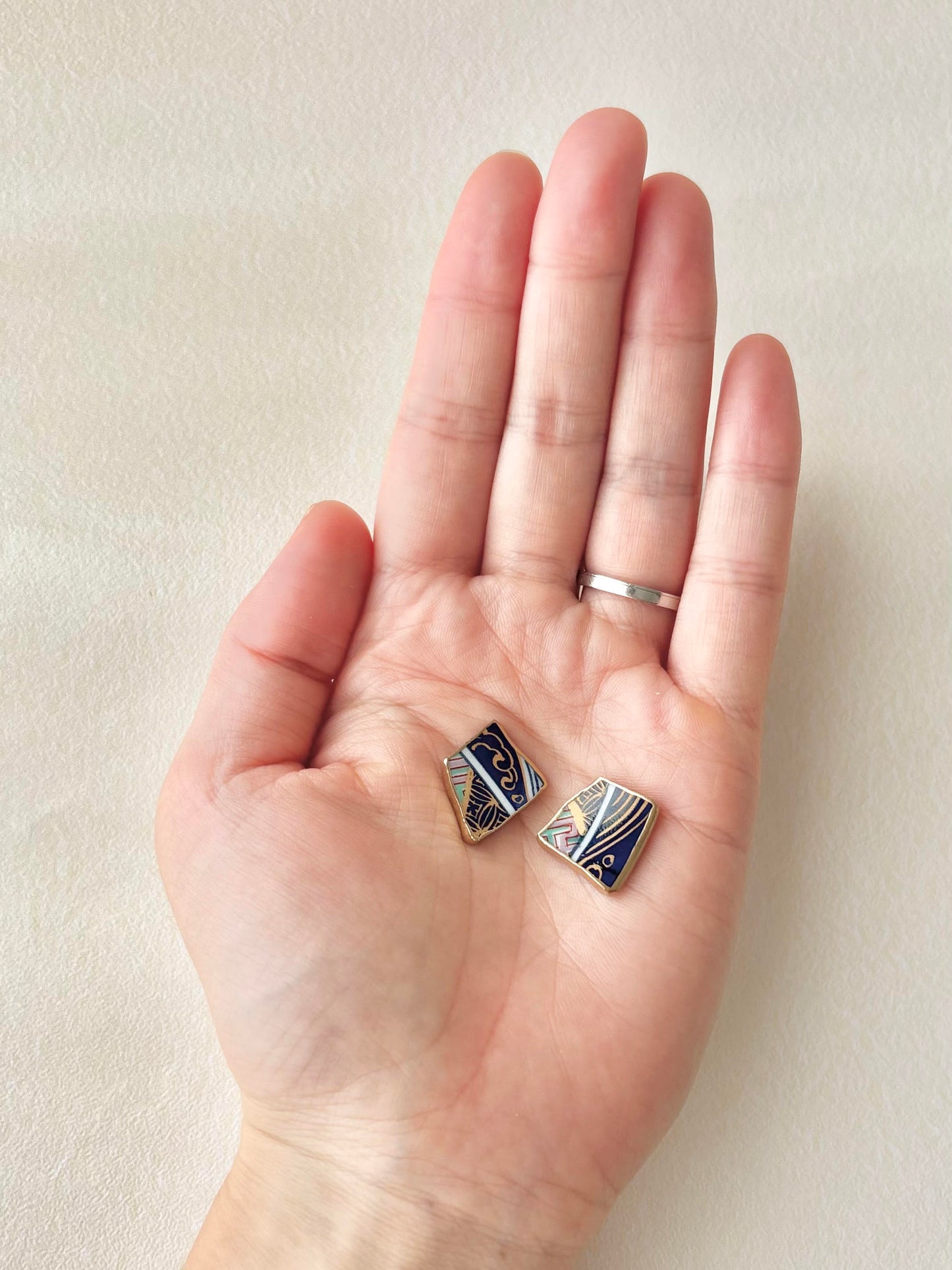 【Fittings Selection Available】Arita Ware Kintsugi Pierced Earrings / Clip-on Earrings, White, Flower Pattern, Leaf Pattern, Traditional Craft, #478