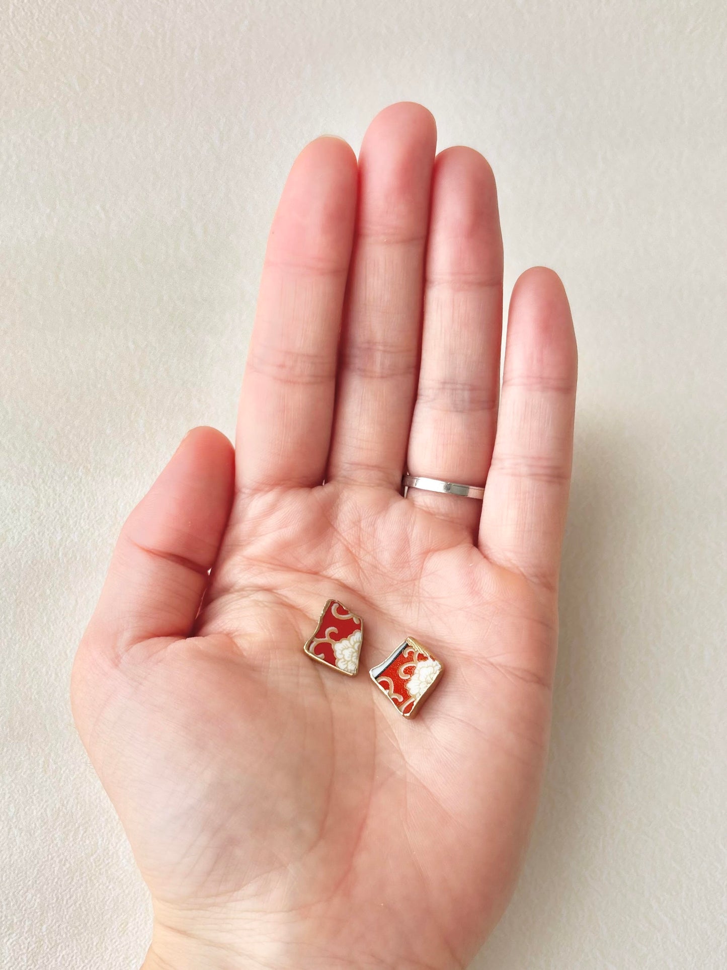 【Fittings Selection Available】Arita Ware Kintsugi Pierced Earrings / Clip-on Earrings, White, Flower Pattern, Leaf Pattern, Traditional Craft, #478