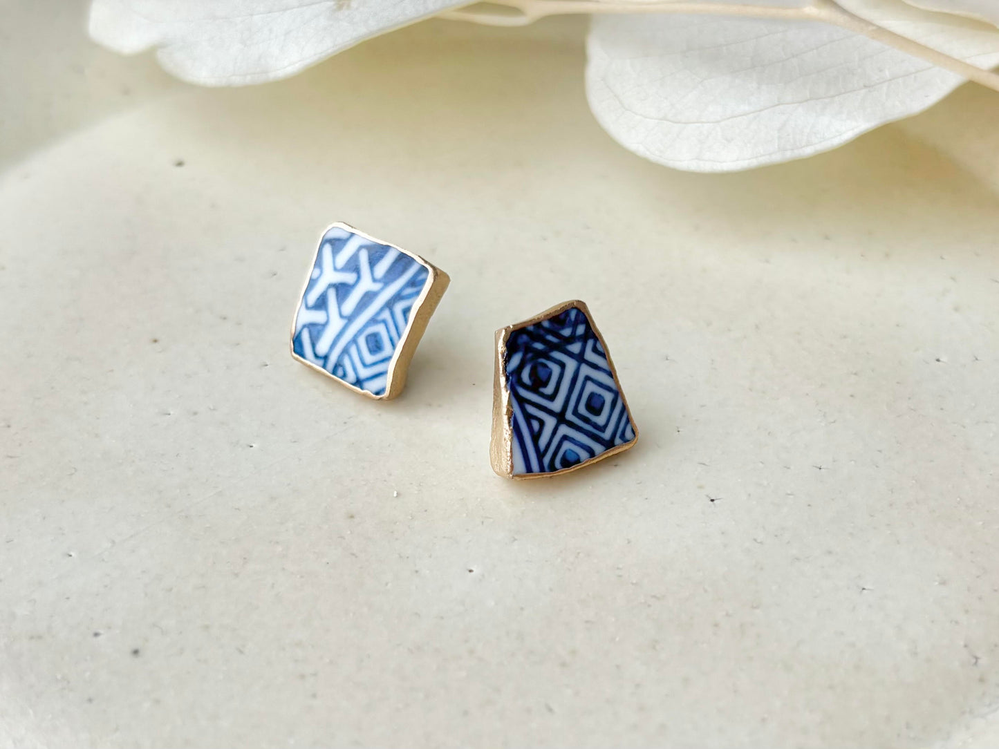 【金具が選べる】有田焼　金継ぎ　ピアス　イヤリング　青色　白色　和柄　伝統工芸　＃558