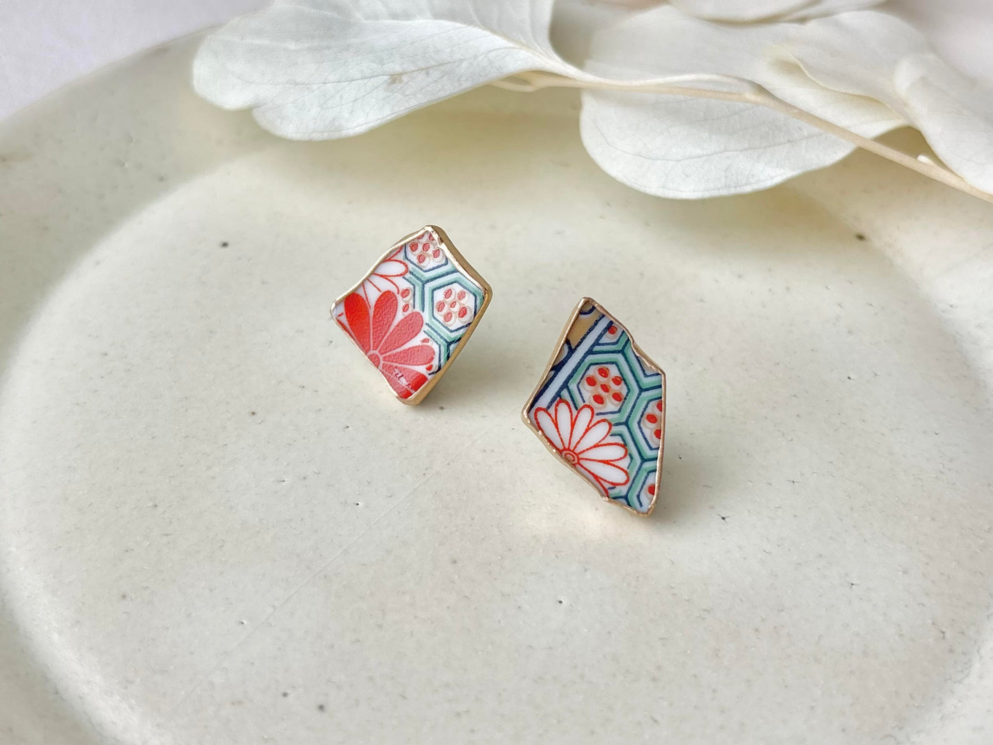 【金具が選べる】有田焼　金継ぎ　ピアス　イヤリング　赤色　花柄　伝統工芸　＃560