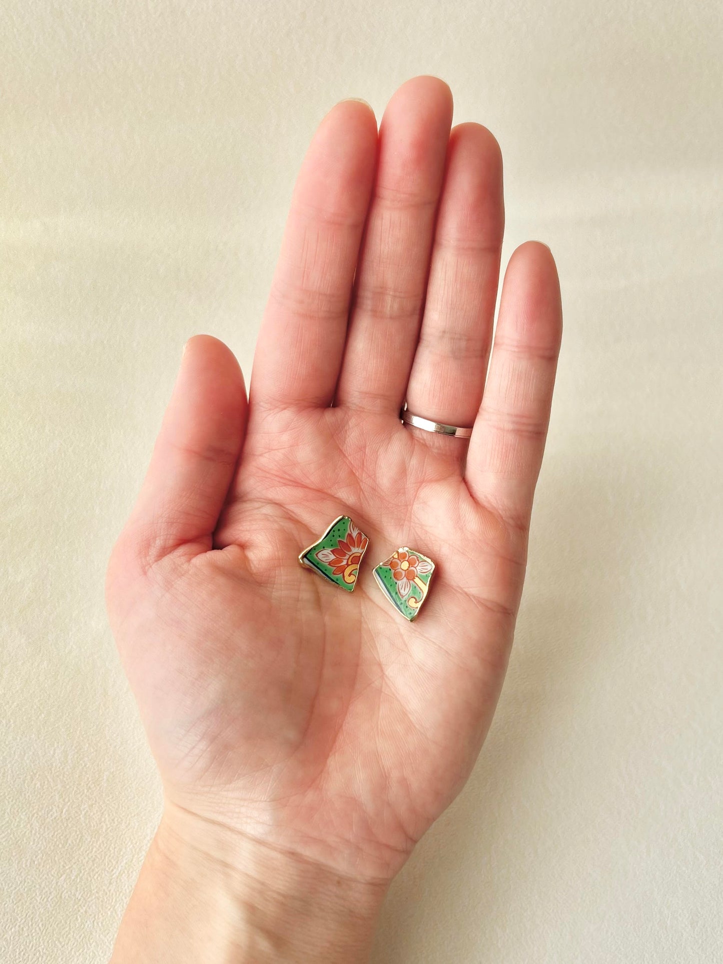 【Fittings Selection Available】Arita Ware Kintsugi Pierced Earrings / Clip-on Earrings, White, Flower Pattern, Leaf Pattern, Traditional Craft, #478