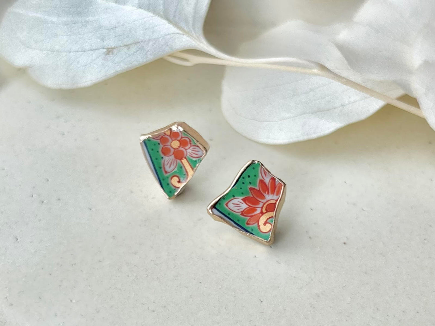 【Fittings Selection Available】Arita Ware Kintsugi Pierced Earrings / Clip-on Earrings, White, Flower Pattern, Leaf Pattern, Traditional Craft, #478