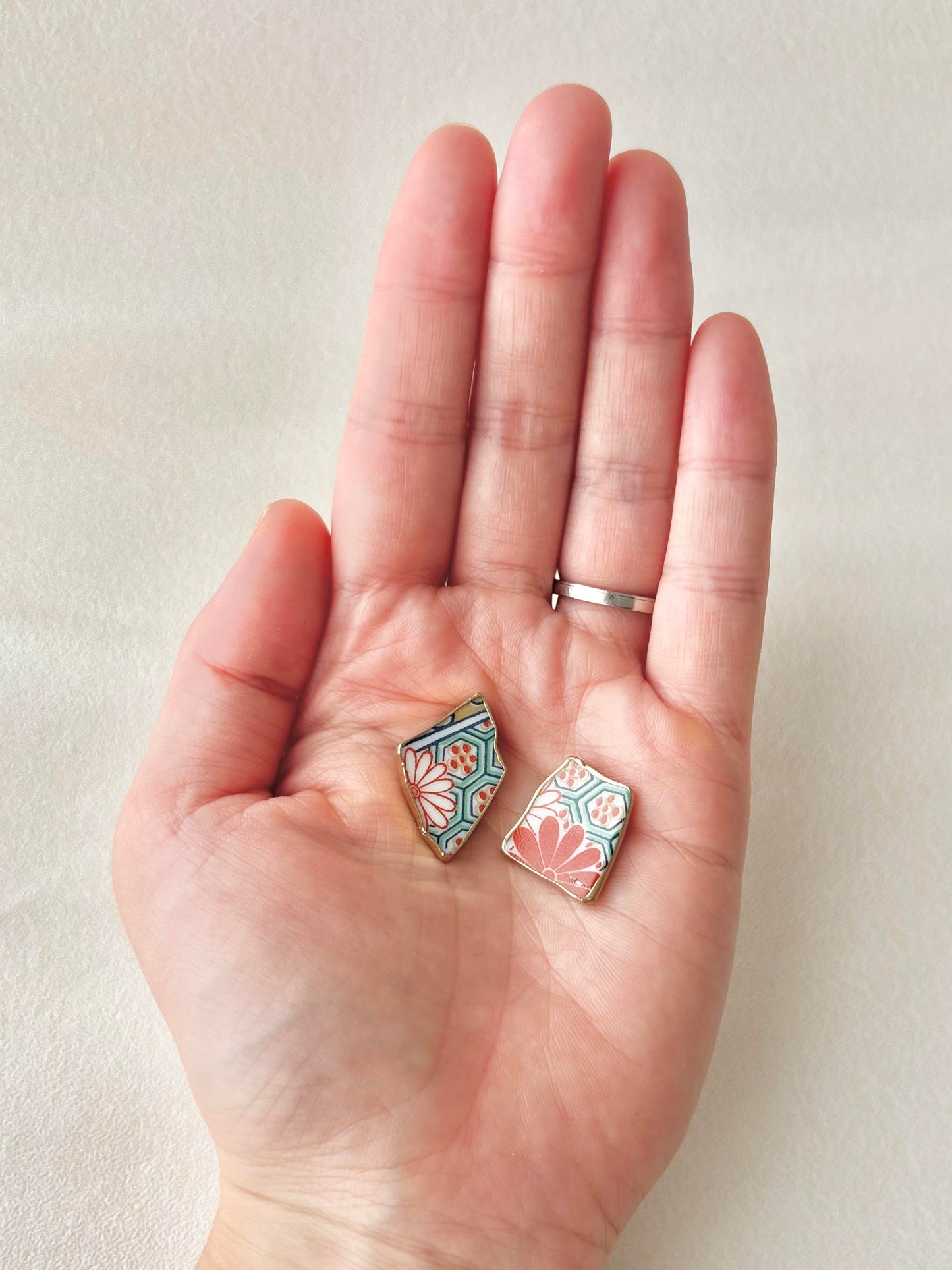 【金具が選べる】有田焼　金継ぎ　ピアス　イヤリング　赤色　花柄　伝統工芸　＃560