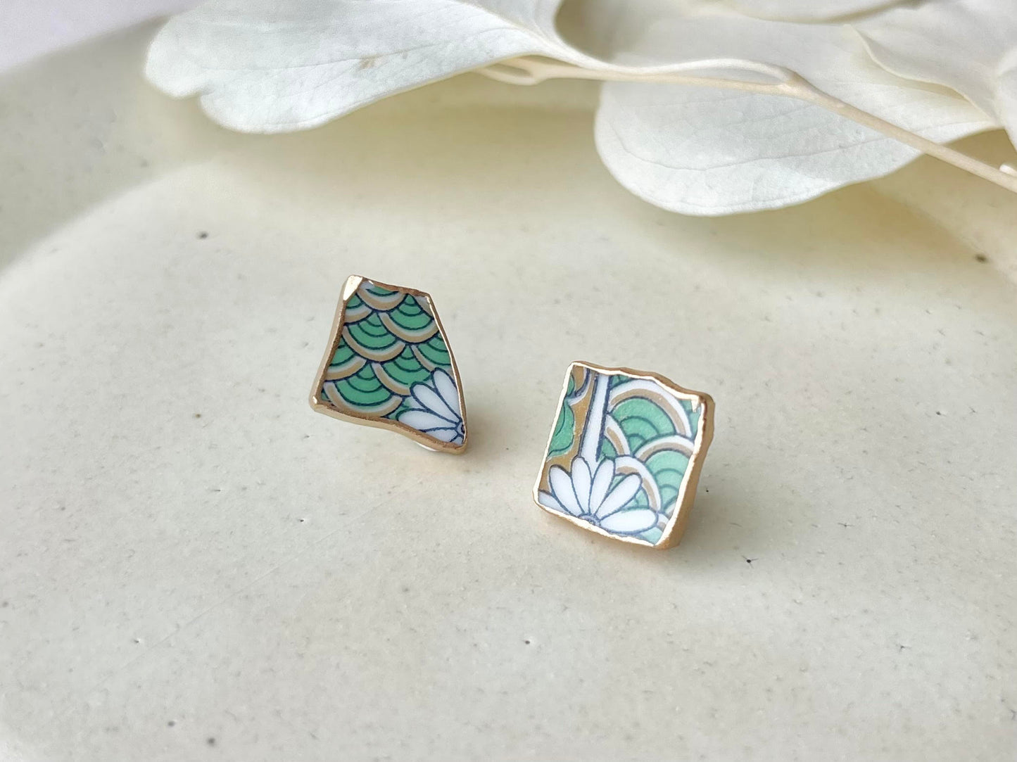 【金具が選べる】有田焼　金継ぎ　ピアス　イヤリング　白色　花柄　伝統工芸　＃561