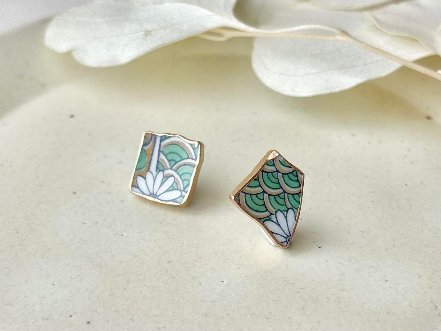 【金具が選べる】有田焼　金継ぎ　ピアス　イヤリング　白色　花柄　伝統工芸　＃561