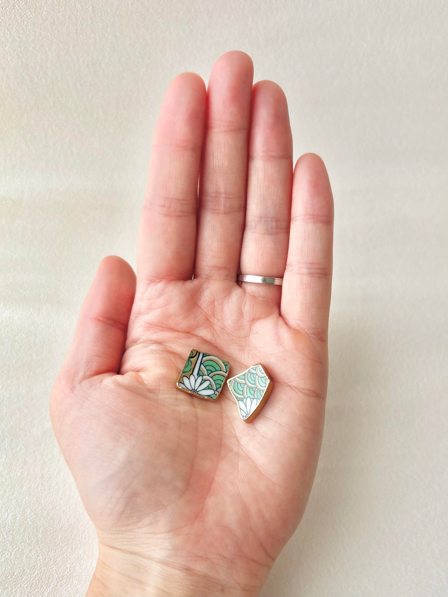 【金具が選べる】有田焼　金継ぎ　ピアス　イヤリング　白色　花柄　伝統工芸　＃561