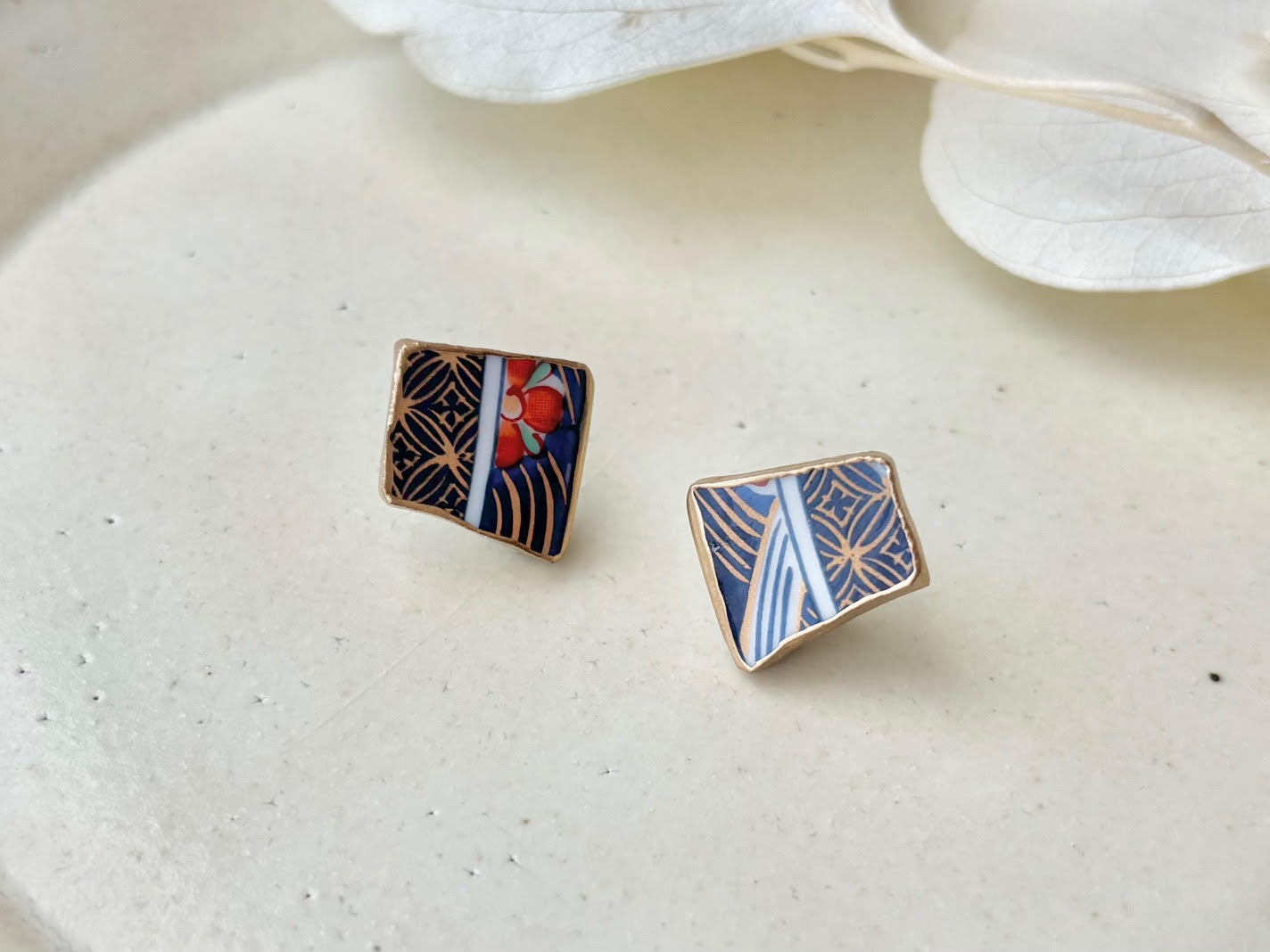 【Fittings Selection Available】Arita Ware Kintsugi Pierced Earrings / Clip-on Earrings, White, Flower Pattern, Leaf Pattern, Traditional Craft, #478