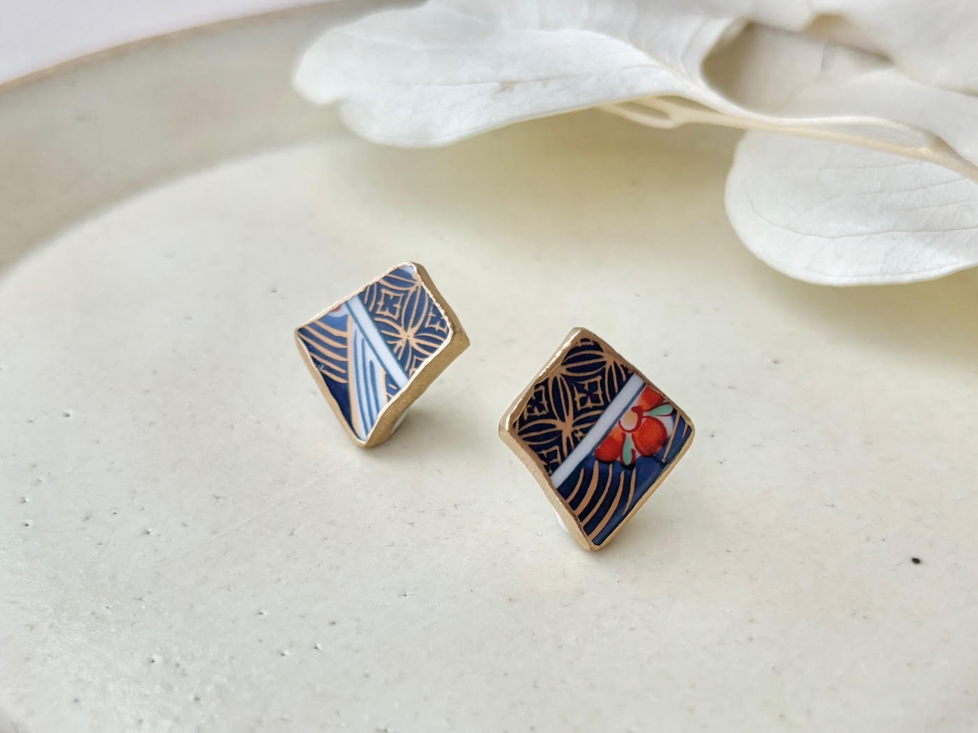 【Fittings Selection Available】Arita Ware Kintsugi Pierced Earrings / Clip-on Earrings, White, Flower Pattern, Leaf Pattern, Traditional Craft, #478
