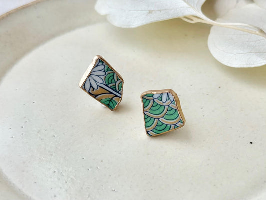 【金具が選べる】有田焼　金継ぎ　ピアス　イヤリング　黄緑　白色　花柄　伝統工芸　＃567
