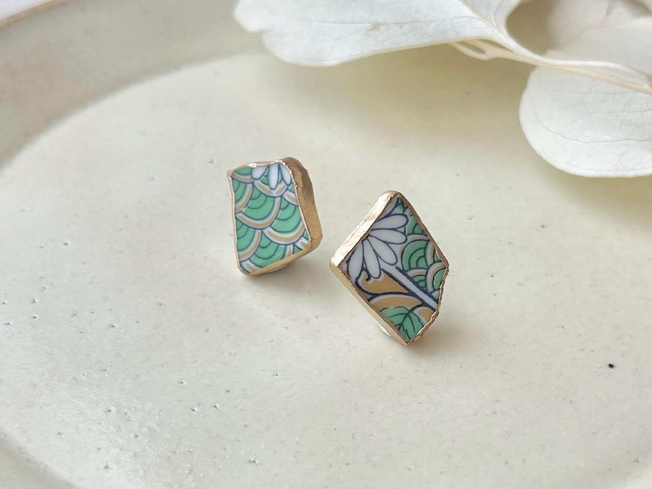 【Fittings Selection Available】Arita Ware Kintsugi Pierced Earrings / Clip-on Earrings, White, Flower Pattern, Leaf Pattern, Traditional Craft, #478