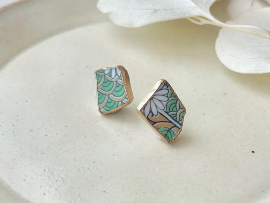 【金具が選べる】有田焼　金継ぎ　ピアス　イヤリング　黄緑　白色　花柄　伝統工芸　＃567