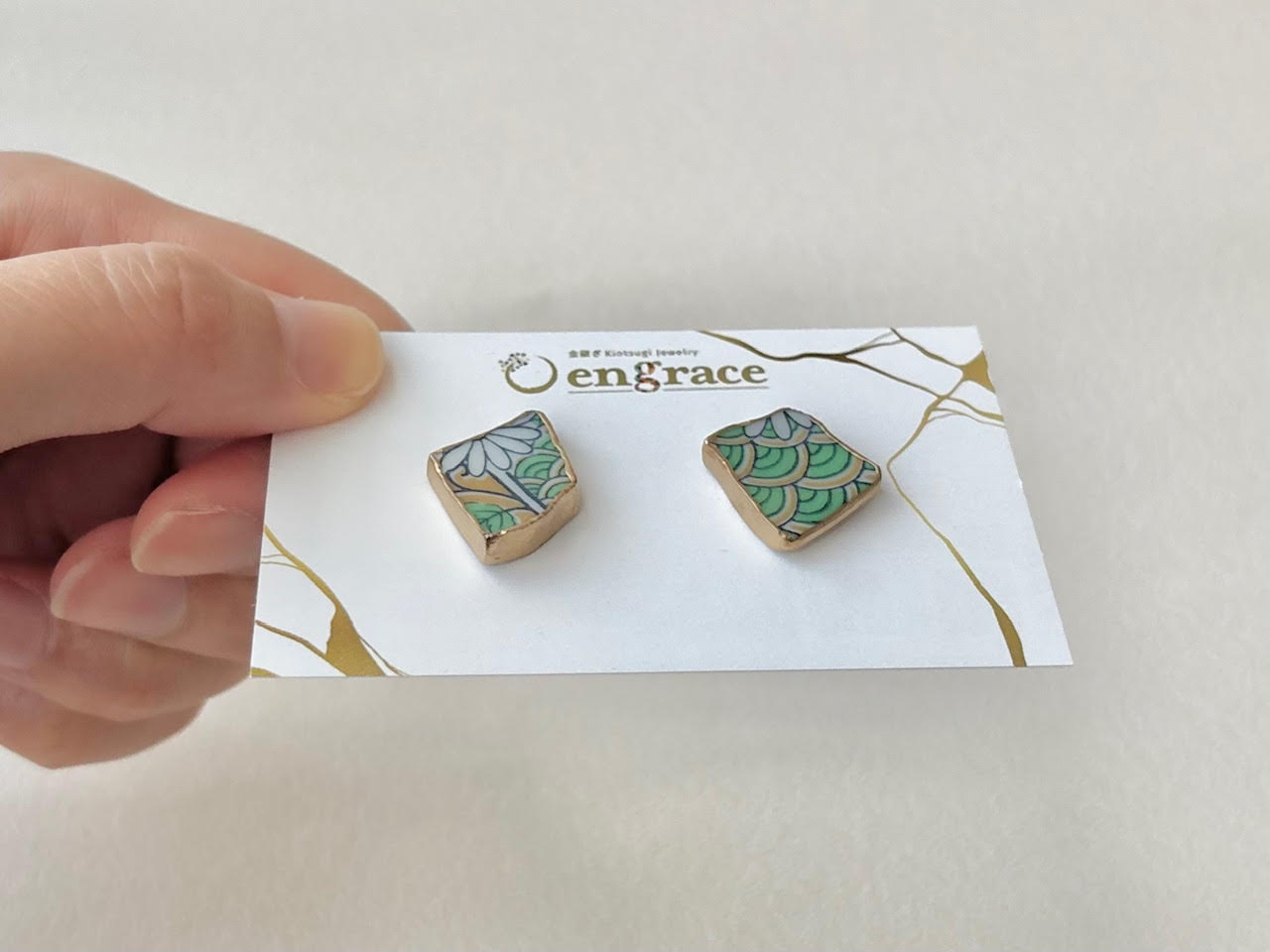 【Fittings Selection Available】Arita Ware Kintsugi Pierced Earrings / Clip-on Earrings, White, Flower Pattern, Leaf Pattern, Traditional Craft, #478