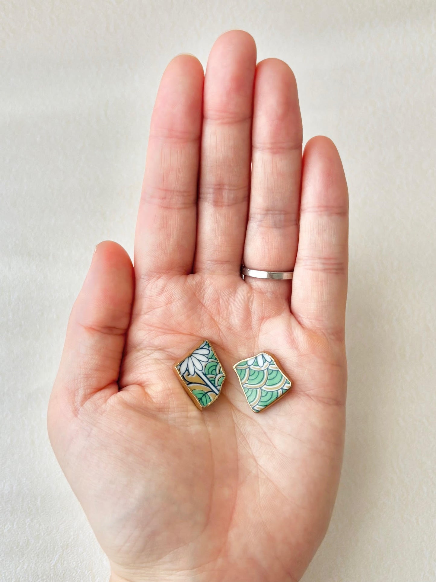【Fittings Selection Available】Arita Ware Kintsugi Pierced Earrings / Clip-on Earrings, White, Flower Pattern, Leaf Pattern, Traditional Craft, #478