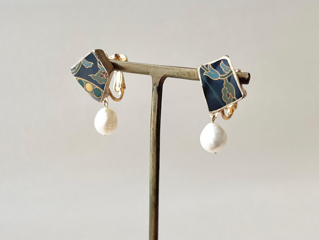 有田焼 　金継ぎ　ネジバネ式イヤリング　黒　リーフ柄　淡水パール　揺れる　伝統工芸　＃549