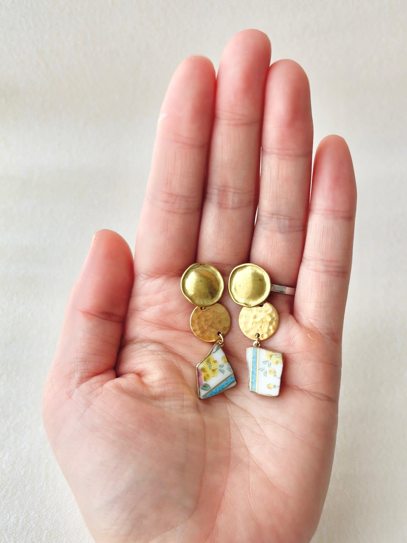 有田焼 　金継ぎ　サージカルステンレスピアス　白色　花柄　リーフ柄　揺れる　伝統工芸　＃574