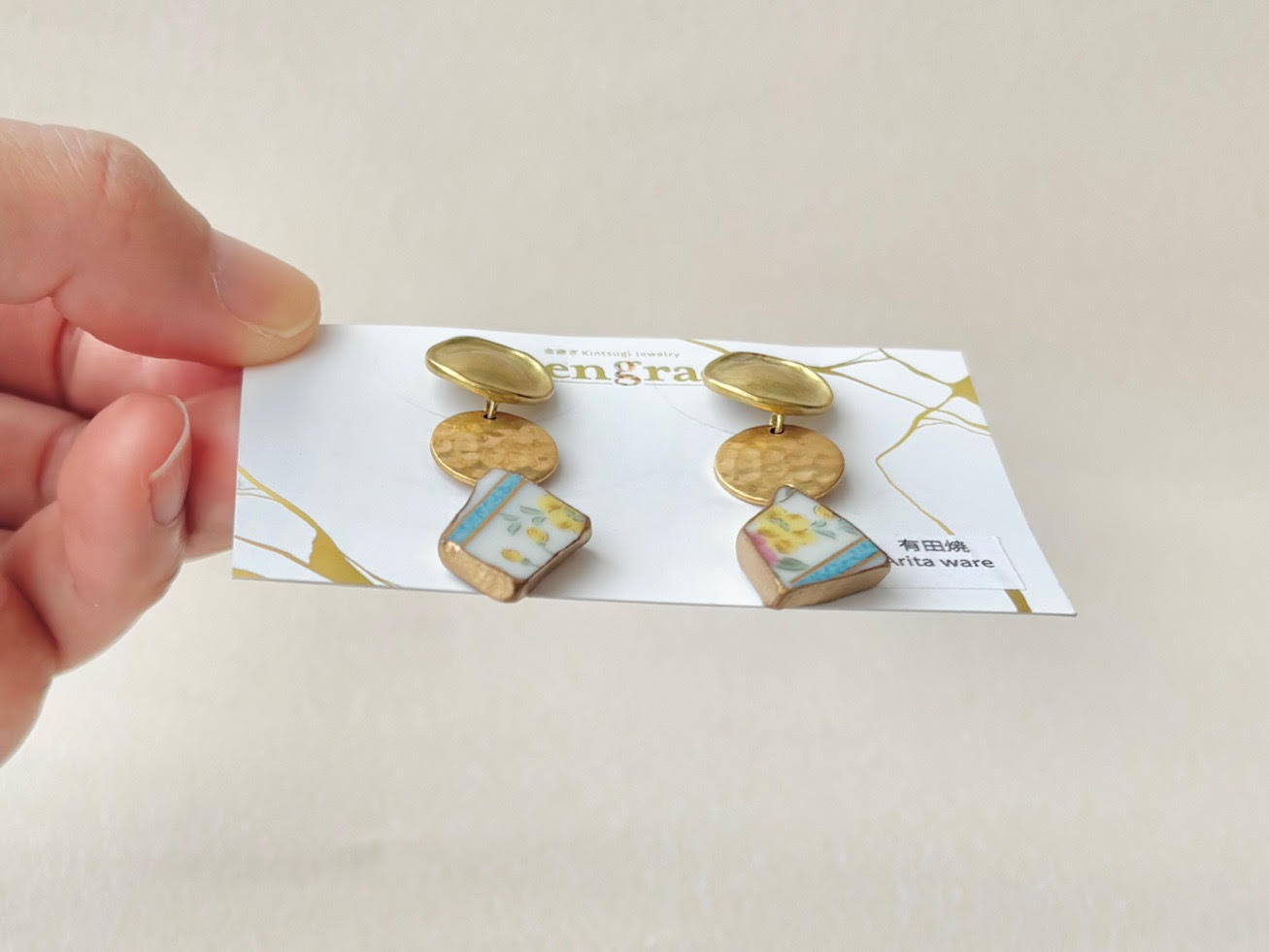 有田焼 　金継ぎ　サージカルステンレスピアス　白色　花柄　リーフ柄　揺れる　伝統工芸　＃574