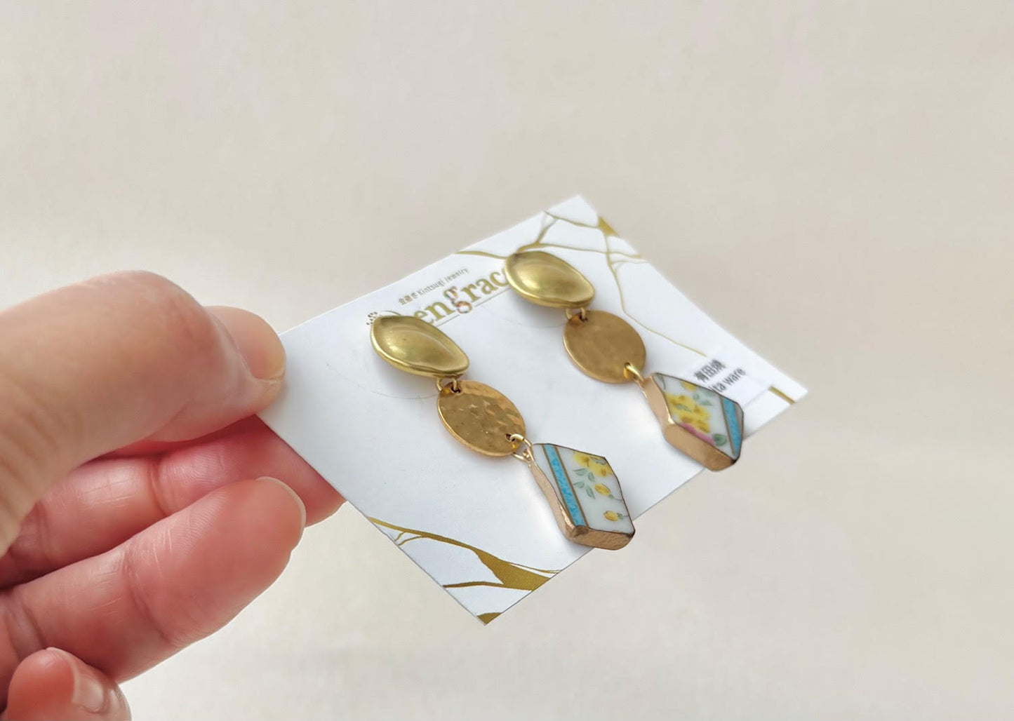 有田焼 　金継ぎ　サージカルステンレスピアス　白色　花柄　リーフ柄　揺れる　伝統工芸　＃574