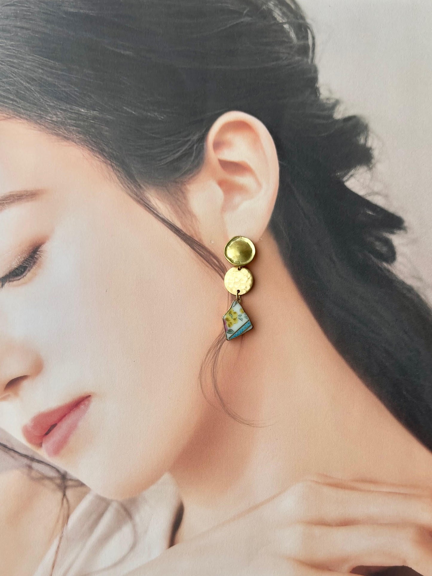 有田焼 　金継ぎ　サージカルステンレスピアス　白色　花柄　リーフ柄　揺れる　伝統工芸　＃574