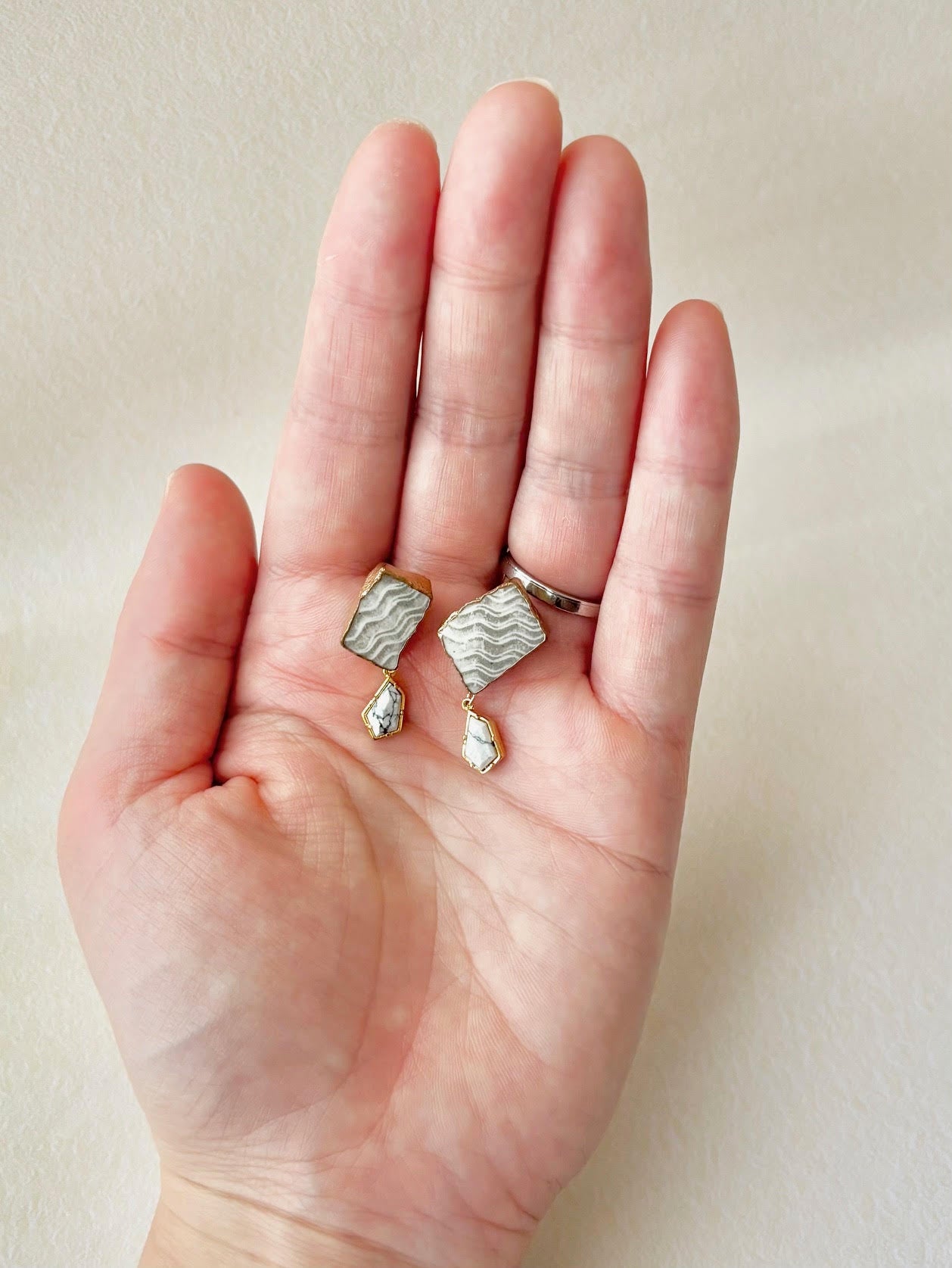京焼 　金継ぎ　サージカルステンレスピアス　グレー　ハウライト　天然石　揺れる　伝統工芸　＃575