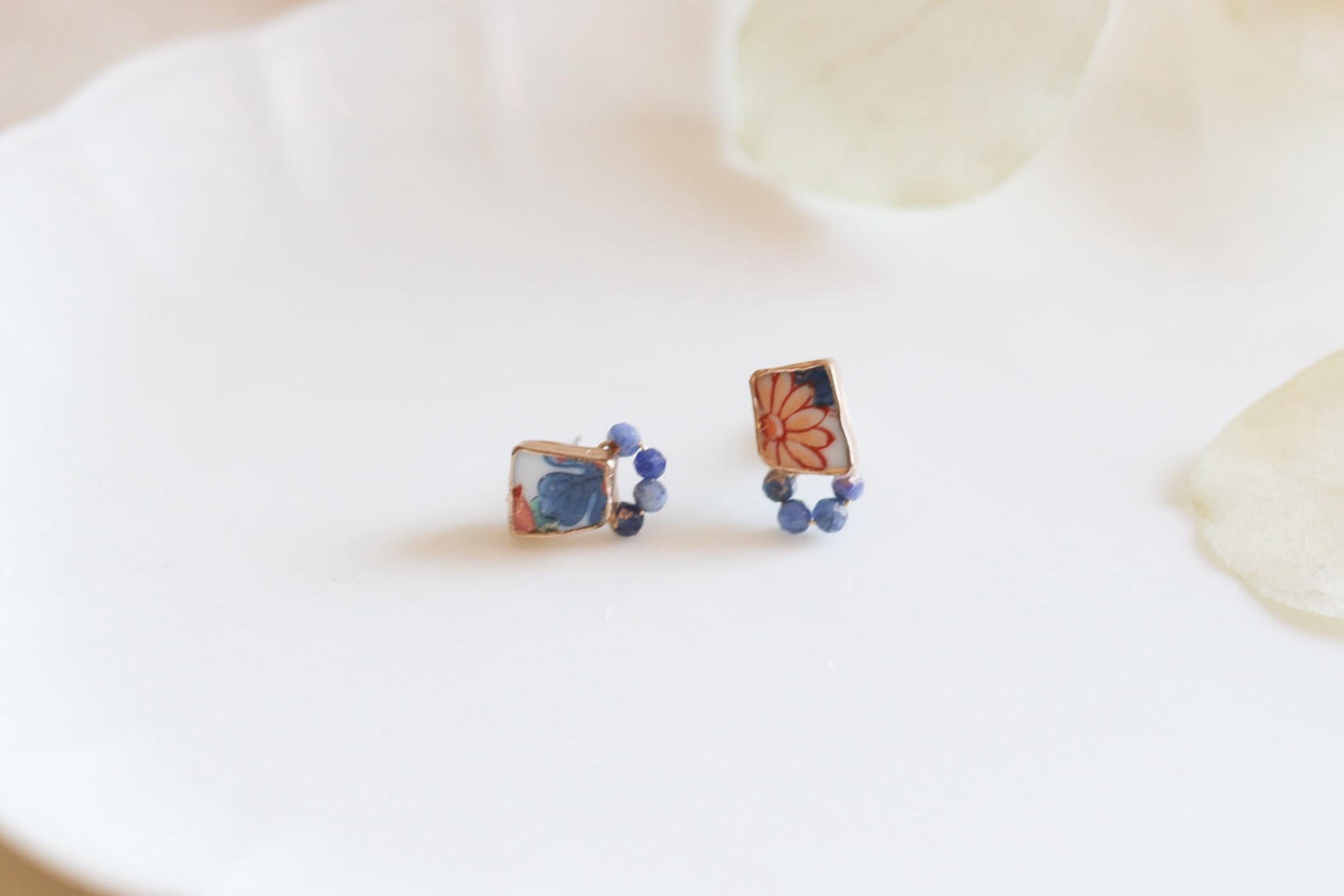有田焼 　金継ぎ　サージカルステンレスピアス　花柄　リーフ柄　青　ラピスラズリ　天然石　伝統工芸　＃580