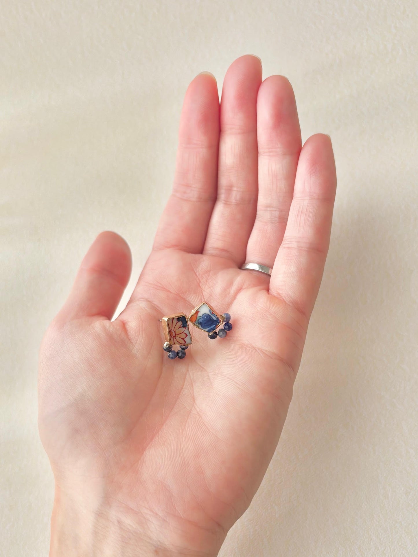 有田焼 　金継ぎ　サージカルステンレスピアス　花柄　リーフ柄　青　ラピスラズリ　天然石　伝統工芸　＃580