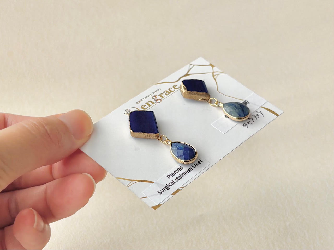 伊賀焼 　金継ぎ　サージカルステンレスピアス　青　ラピスラズリ　天然石　揺れる　伝統工芸　＃581