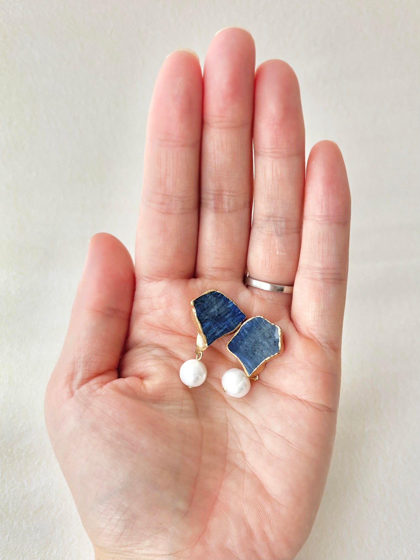 【金具が選べる】萩焼　金継ぎ　ピアス　イヤリング　深い藍色　淡水パール　揺れる　天然石　伝統工芸　＃598