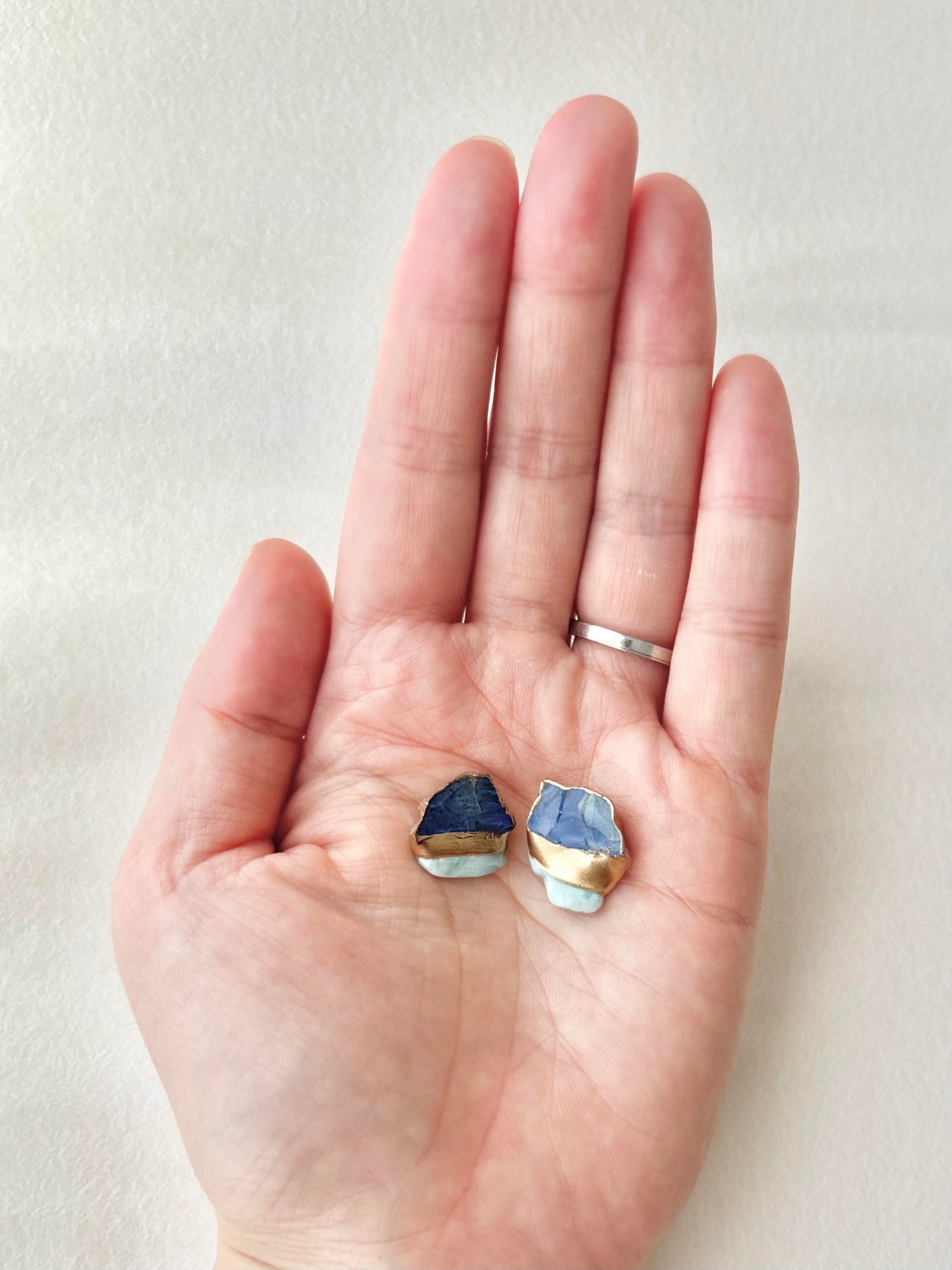 【金具が選べる】萩焼　金継ぎ　ピアス　イヤリング　藍色　ラリマー　天然石　伝統工芸　＃602