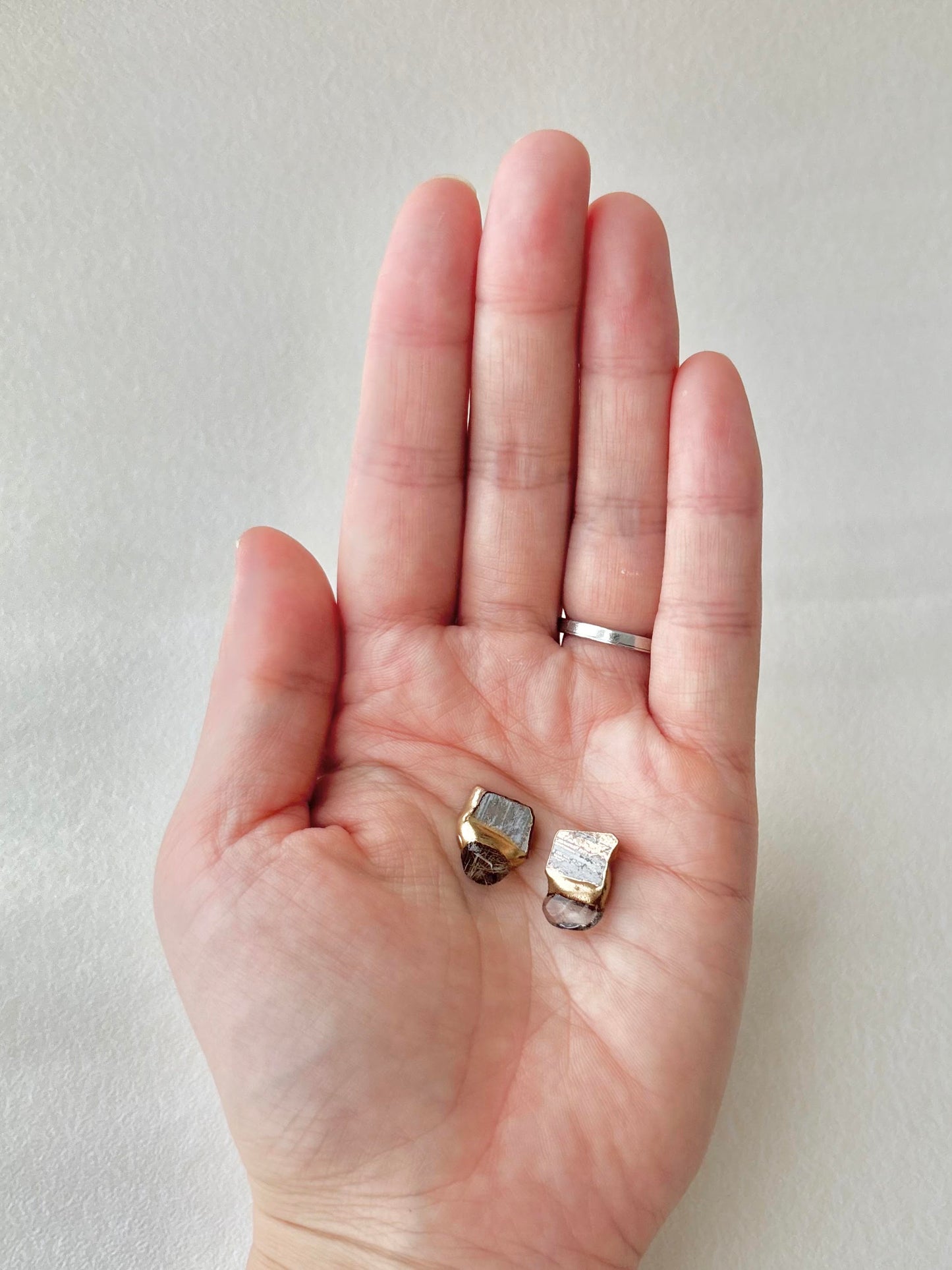 【金具が選べる】有田焼　金継ぎ　ピアス　イヤリング　グレー　ゴールド　ゴールドルチルクォーツ　天然石　伝統工芸　＃603