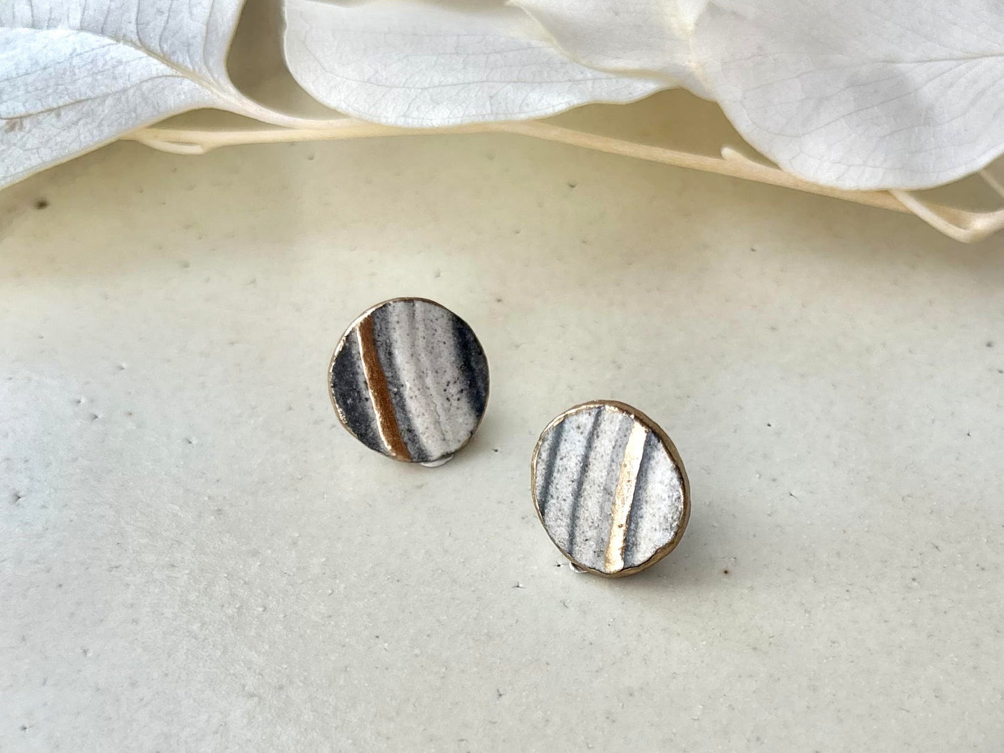 【金具が選べる】唐津焼　白華窯　金継ぎ　ピアス　イヤリング　刷毛　グレー　ゴールド　伝統工芸　＃608