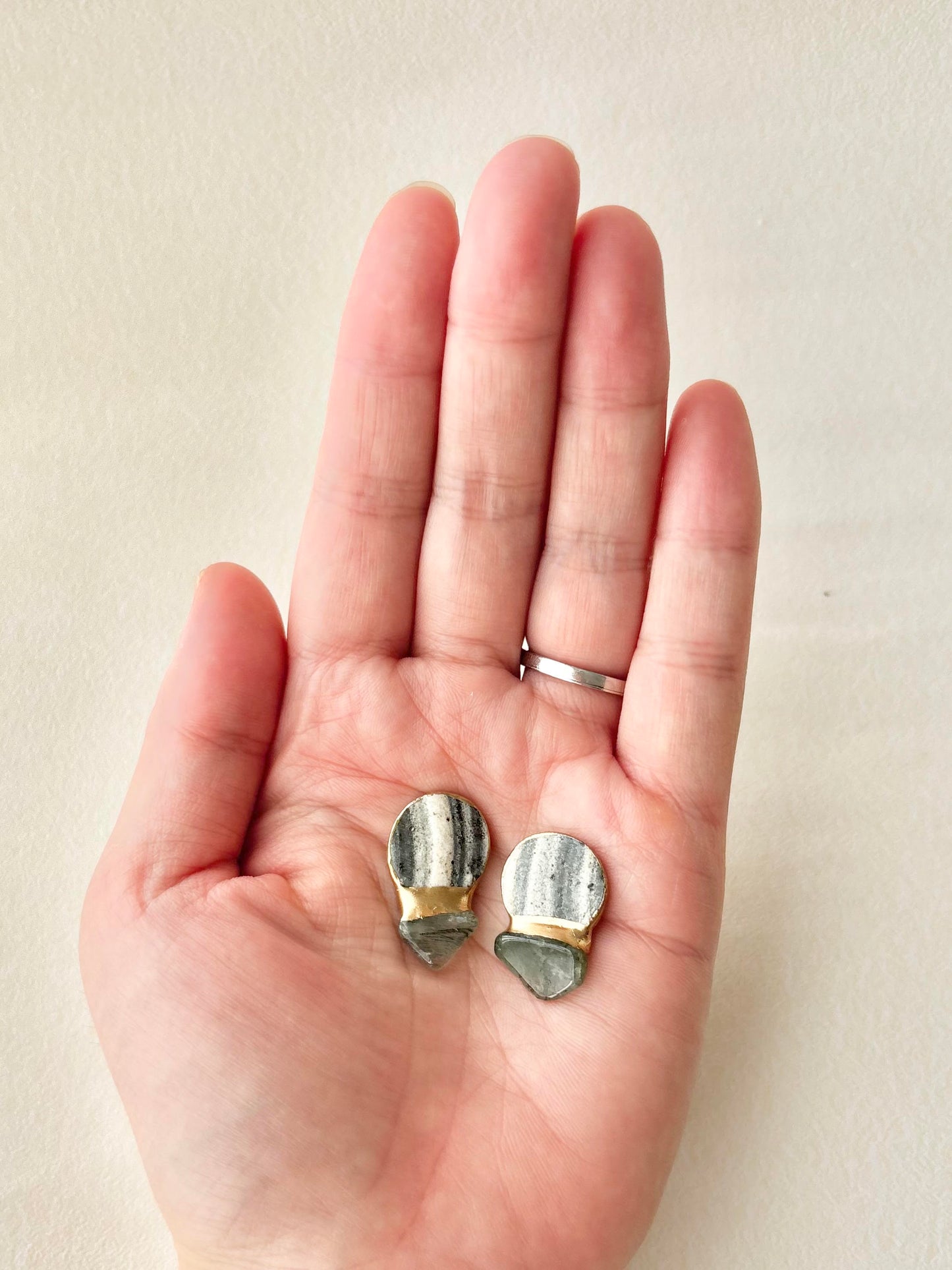【金具が選べる】唐津焼　白華窯　金継ぎ　ピアス　イヤリング　刷毛　グレー　グリーンルチルクォーツ　天然石　伝統工芸　＃609