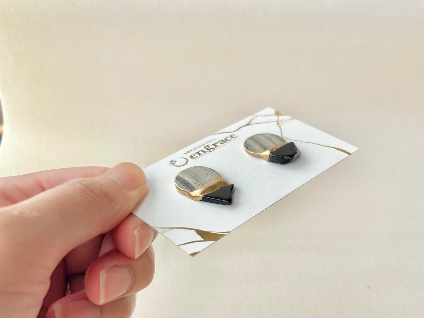 【金具が選べる】唐津焼　白華窯　金継ぎ　ピアス　イヤリング　刷毛　グレー　オニキス　天然石　伝統工芸　＃610