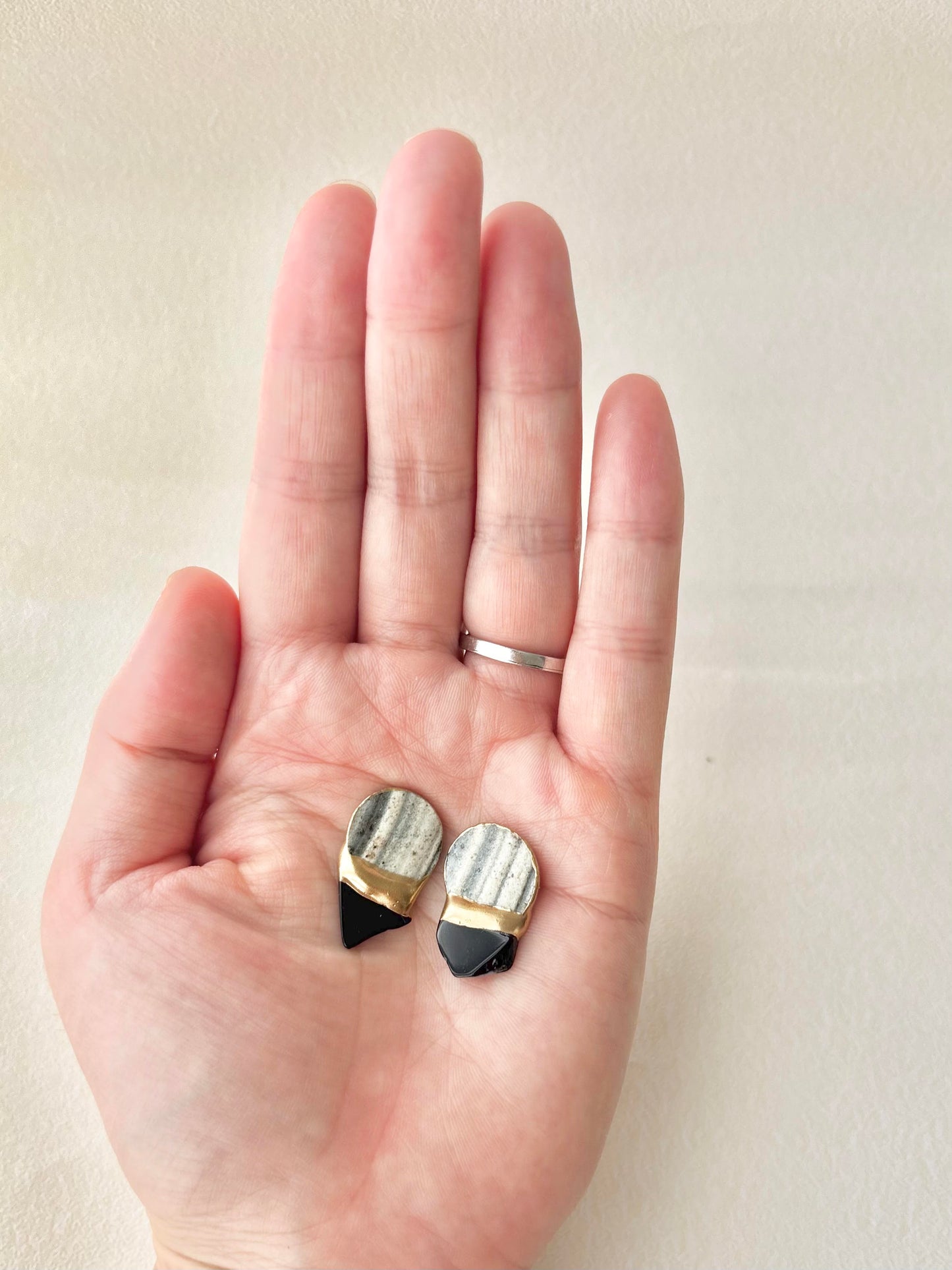 【金具が選べる】唐津焼　白華窯　金継ぎ　ピアス　イヤリング　刷毛　グレー　オニキス　天然石　伝統工芸　＃610