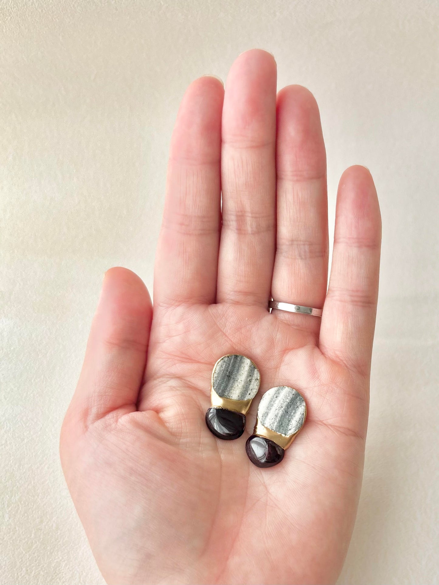 【金具が選べる】唐津焼　白華窯　金継ぎ　ピアス　イヤリング　刷毛　グレー　ガーネット　天然石　伝統工芸　＃611