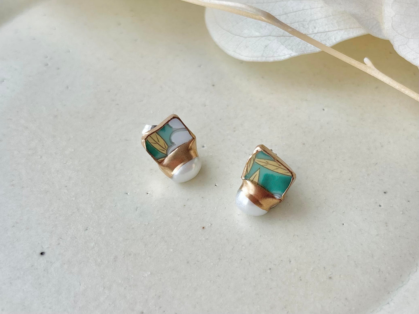 有田焼　金継ぎ　サージカルステンレスピアス・ネックレスセット　リーフ柄　緑　淡水パール　天然石　伝統工芸　＃615