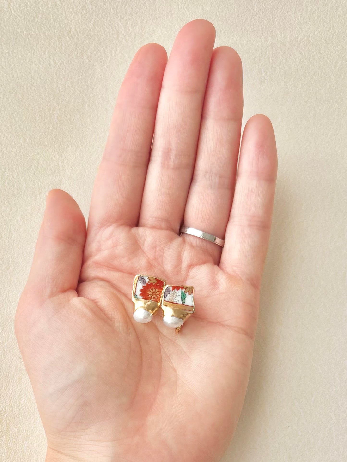 有田焼　金継ぎ　ネジバネ式イヤリング・ネックレスセット　赤　花柄　リーフ柄　淡水パール　伝統工芸　＃617