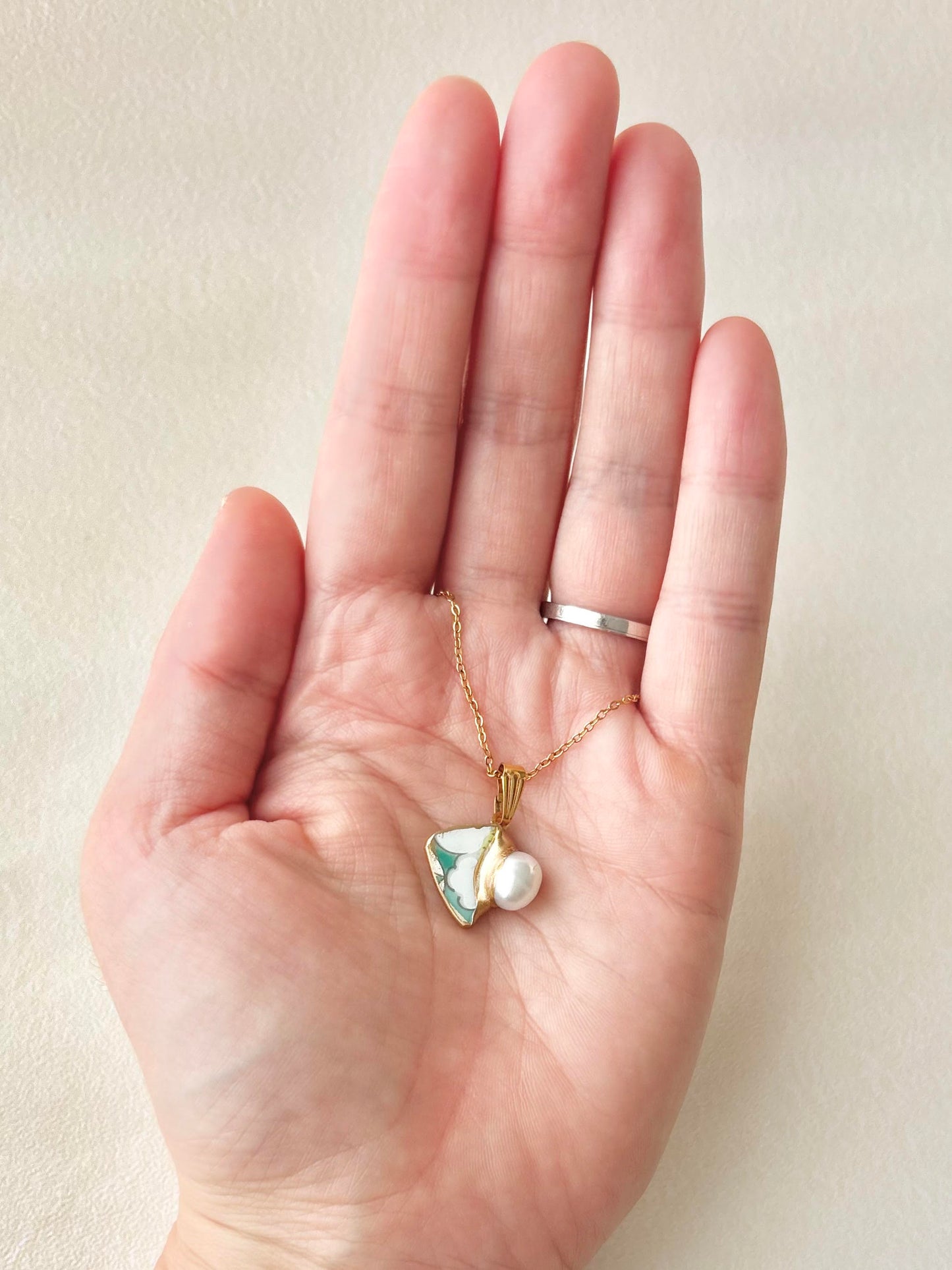 有田焼　金継ぎ　ネックレス　サージカルステンレスチェーン　アレルギー対応　18K　白　花柄　緑　淡水パール　伝統工芸　＃619