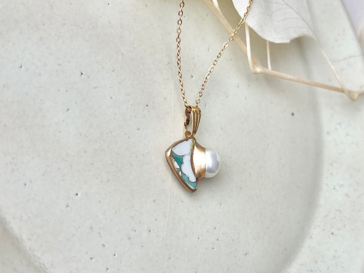 有田焼　金継ぎ　ネックレス　サージカルステンレスチェーン　アレルギー対応　18K　白　花柄　緑　淡水パール　伝統工芸　＃619