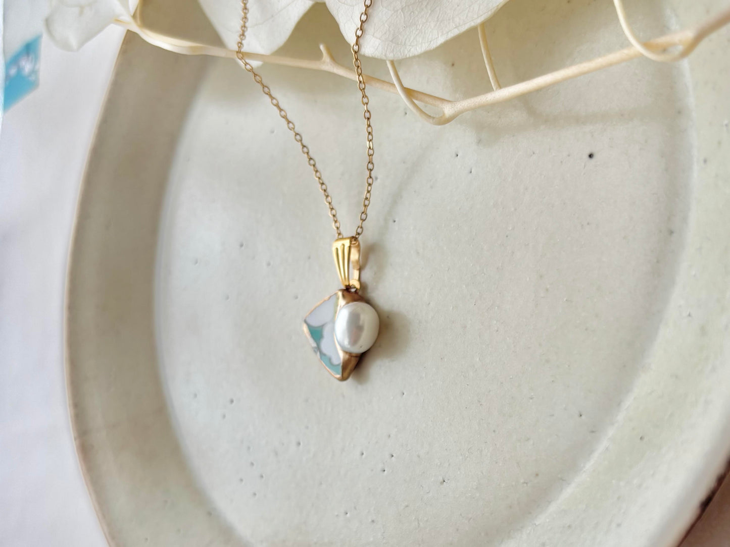 有田焼　金継ぎ　ネックレス　サージカルステンレスチェーン　アレルギー対応　18K　白　花柄　緑　淡水パール　伝統工芸　＃619