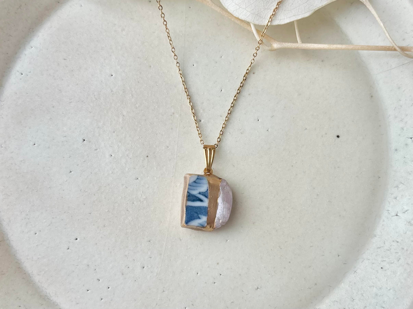 有田焼　金継ぎ　ネックレス　サージカルステンレスチェーン　アレルギー対応　18K　藍色　花柄　ミルキークォーツ　天然石　伝統工芸　#623